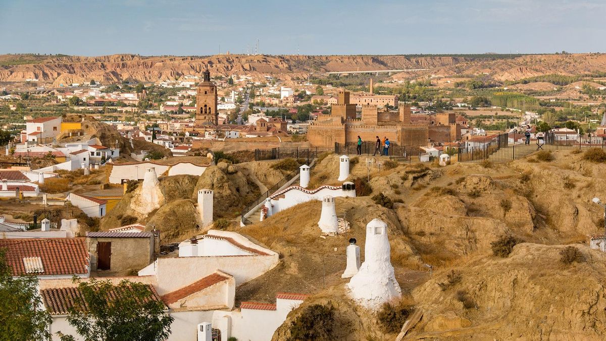 Guadix y las chimeneas de sus cuevas.