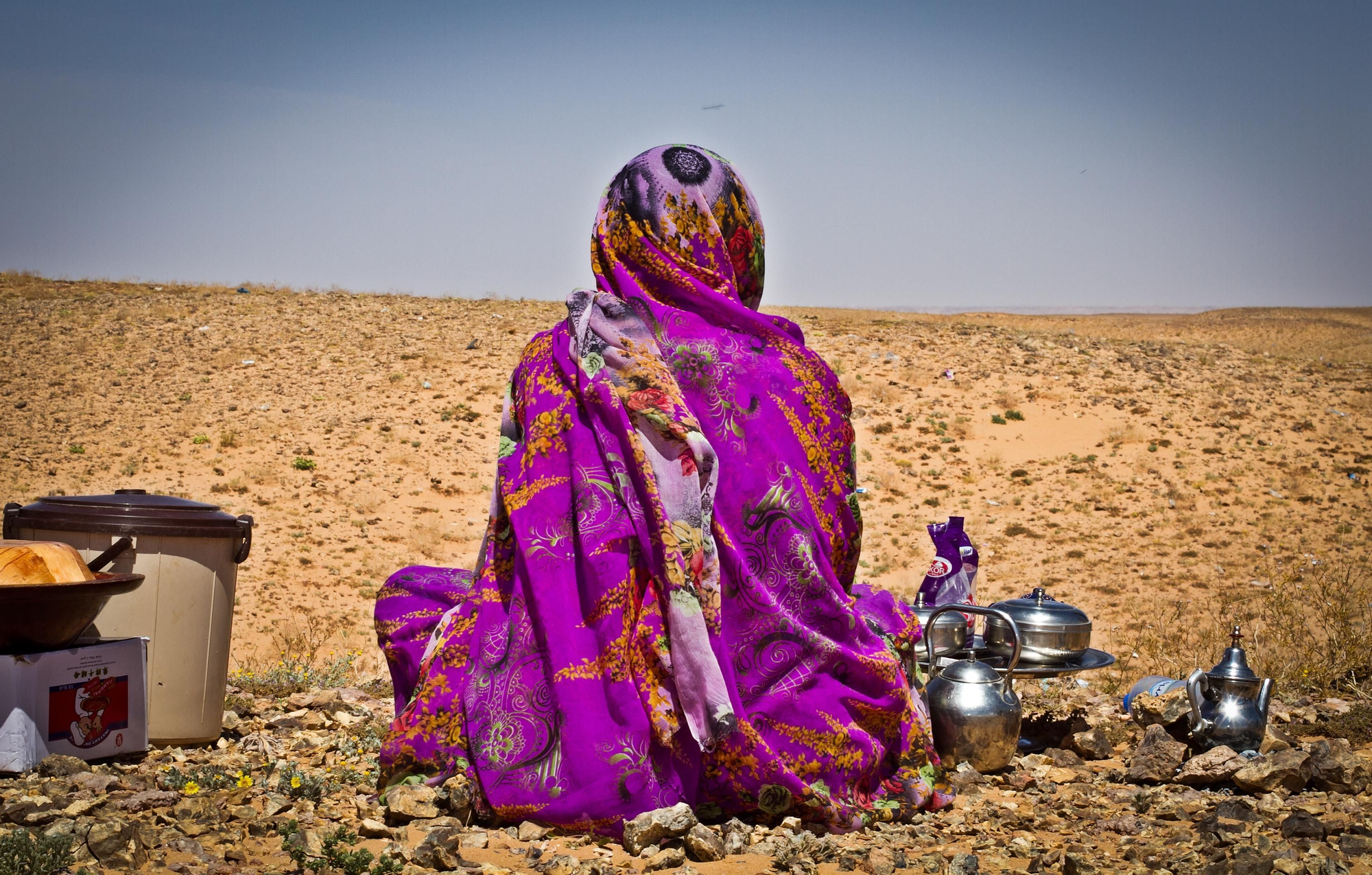 Una mujer de espaldas en el desierto saharaui.