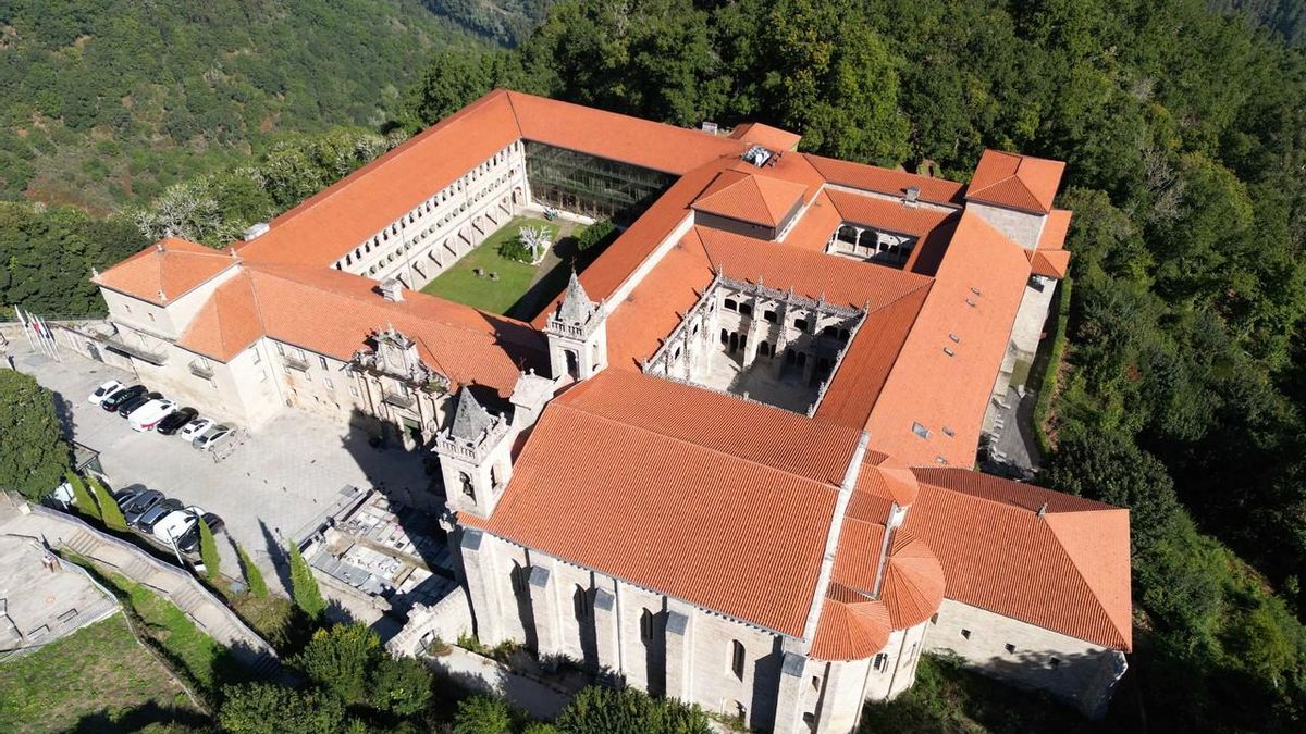 Construido entre los siglos XII y XVIII, este monasterio es considerado de los conjuntos más destacados del patrimonio monumental de Galicia