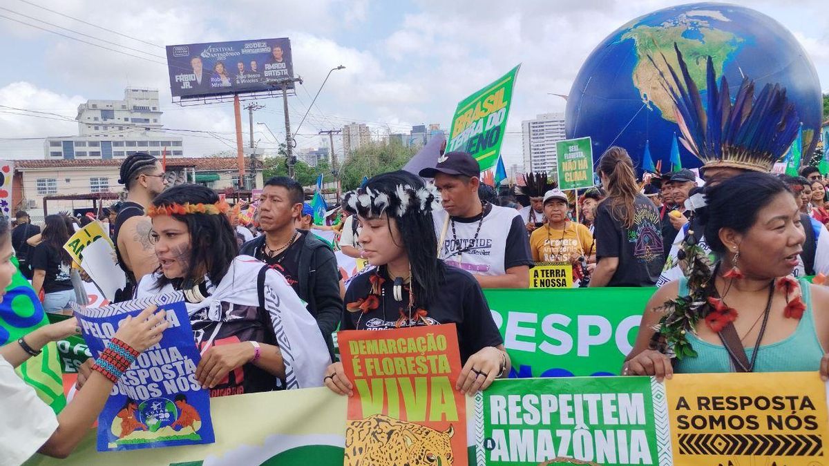 Manifestantes indígenas brasileños con pancartas para exigir respeto y protección para la selva amazónica.