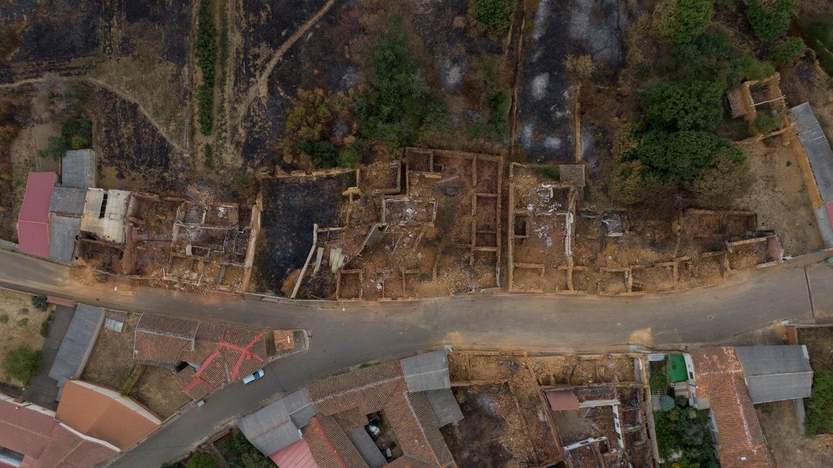 Casas quemadas en Palacios de Jamuz por los incendios forestales de agosto de 2025.