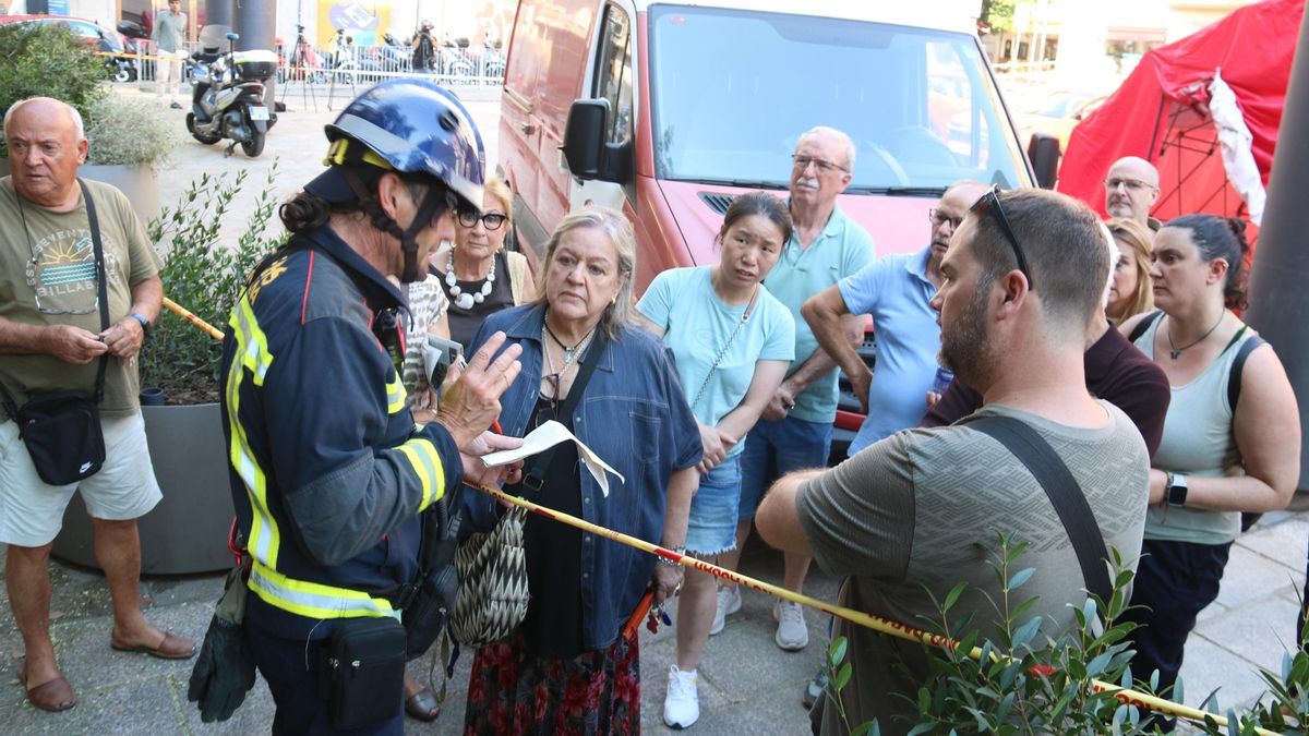 Un vombero informa a los vecinos del Putxet de la situación a raíz del socavón causado por las obras