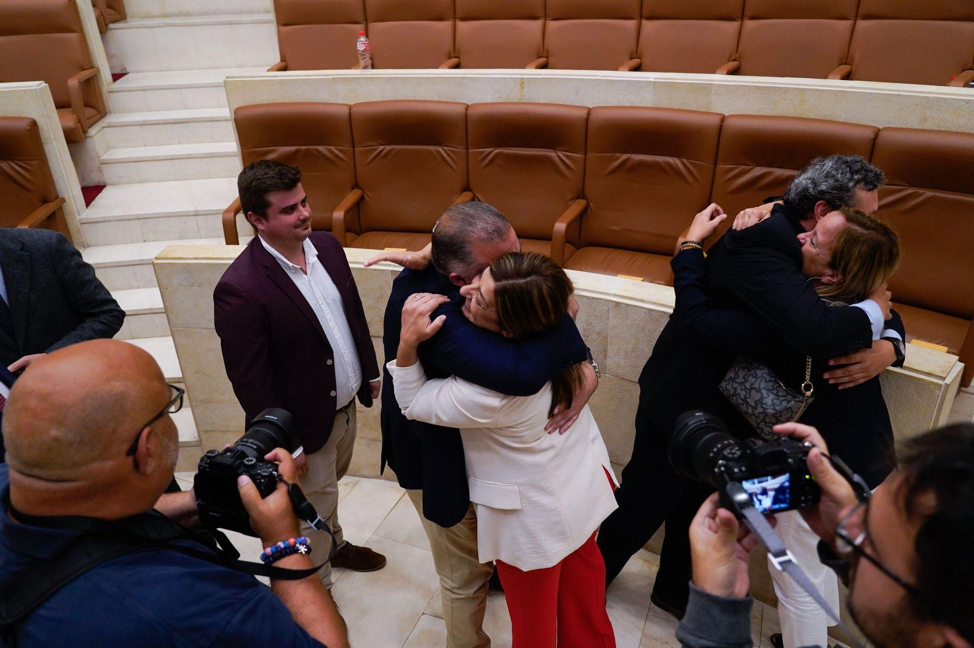 Buruaga recibe la felicitación de sus diputados tras la investidura.
