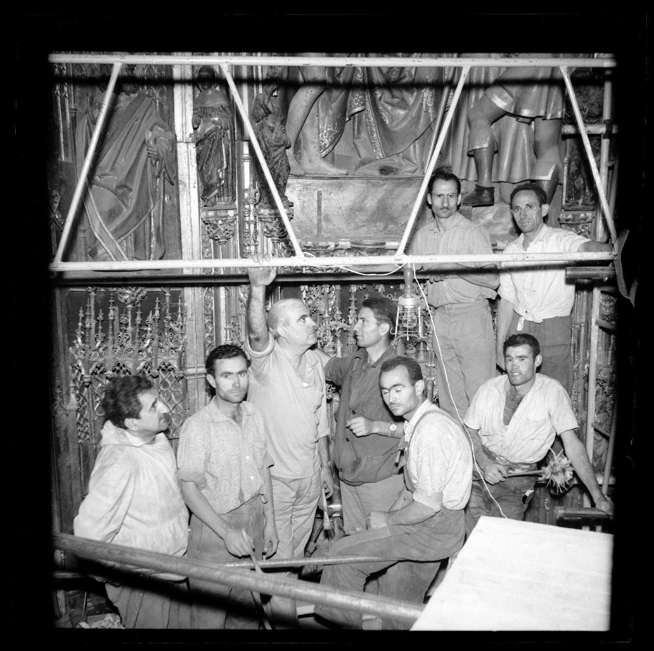 Trabajos de restauración del retablo mayor de la Catedral de Toledo, años 60.