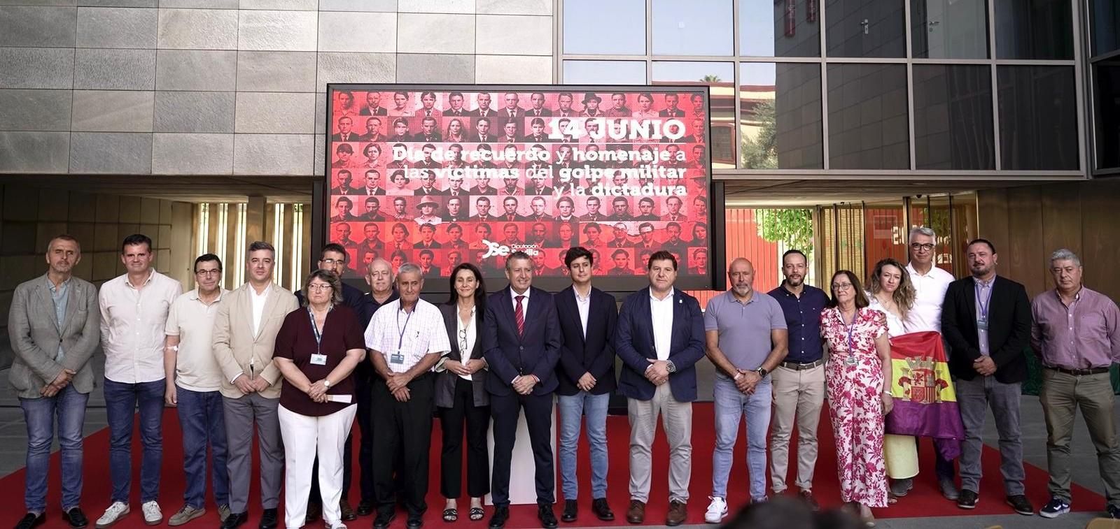 Autoridades y colectivos memorialistas, a la conclusión del acto.