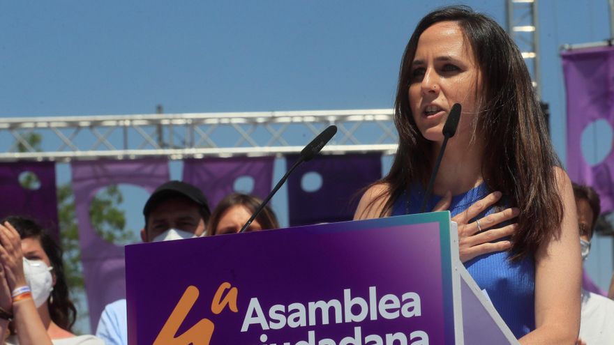 La ministra española de Derechos Sociales, Ione Belarra, da un discurso durante la segunda y última jornada de la IV Asamblea de Podemos este domingo, en la localidad madrileña de Alcorcón. EFE/Fernando Alvarado