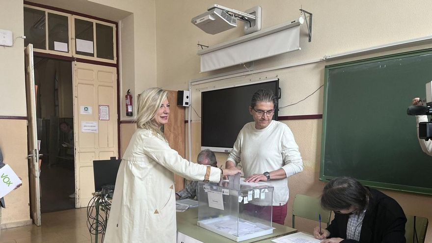 Irene Carvajal, candidata de Vox a la Alcaldía de Valladolid, deposita su voto. -28M