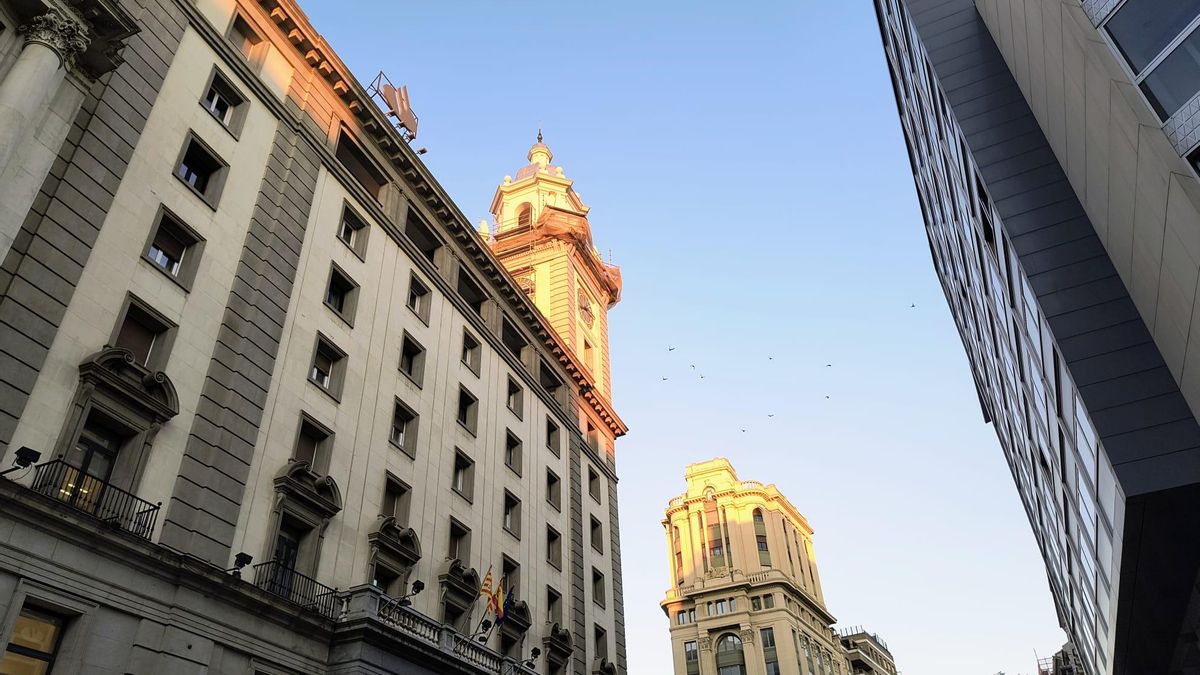 Ya restaurado y destapado el remate del Banco Santander en el Coso zaragozano.