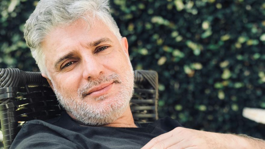 Una bióloga aclara por qué nos salen canas: “La genética escribe el guion y el estilo de vida añade los matices”