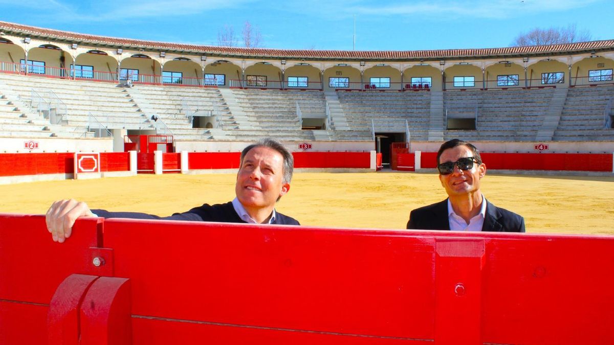 El alcalde de Lorca, Fulgencio Gil, en el coso de Sutullena acompañado del matador de toros Paco Ureña.