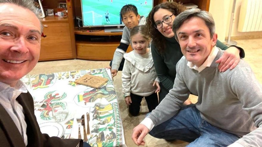 Michel Montaner con una familia con la que compartió una de las cenas.