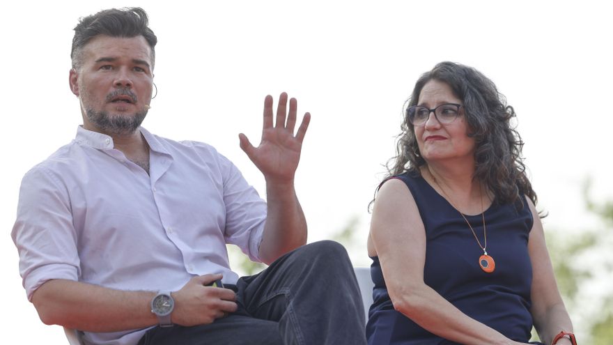 La exvicepresidenta de la Generalitat Valenciana, Mónica Oltra y el portavoz de ERC en el Congreso, Gabriel Rufián, durante la celebración del acto público de debate político ‘València Espai de Trobada’.