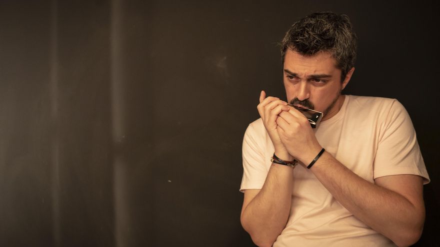 Franco Luciani hace bailar con su armónica, entre la tradición y el presente