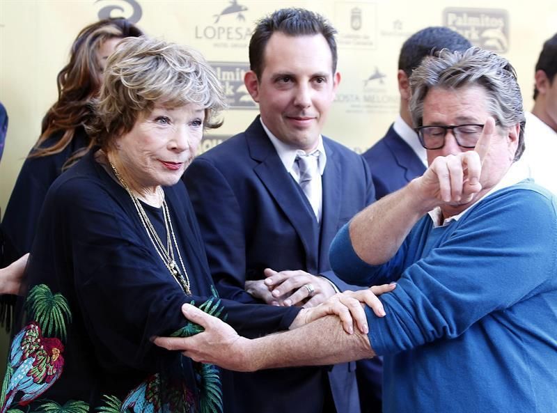 La actriz norteamericana Shirley Maclaine, el director de cine Andy Tennant (d) y el productor Nicolas Veinberg tras la rueda de prensa que ofrecieron este miércoles en Maspalomas (Gran Canaria) con motivo del rodaje de la película 'Wild Oats' en la isla. EFE/Elvira Urquijo A.