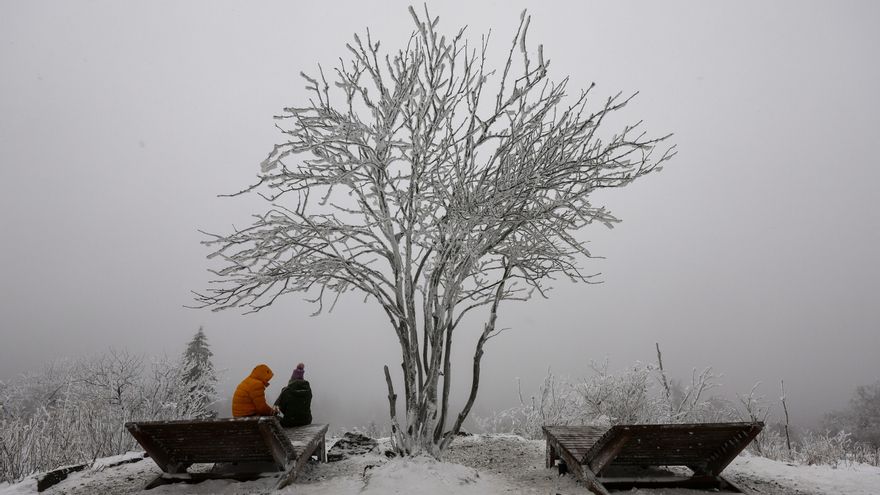 Lluvia, nieve y frío forman un panorama invernal el primer fin de semana del año