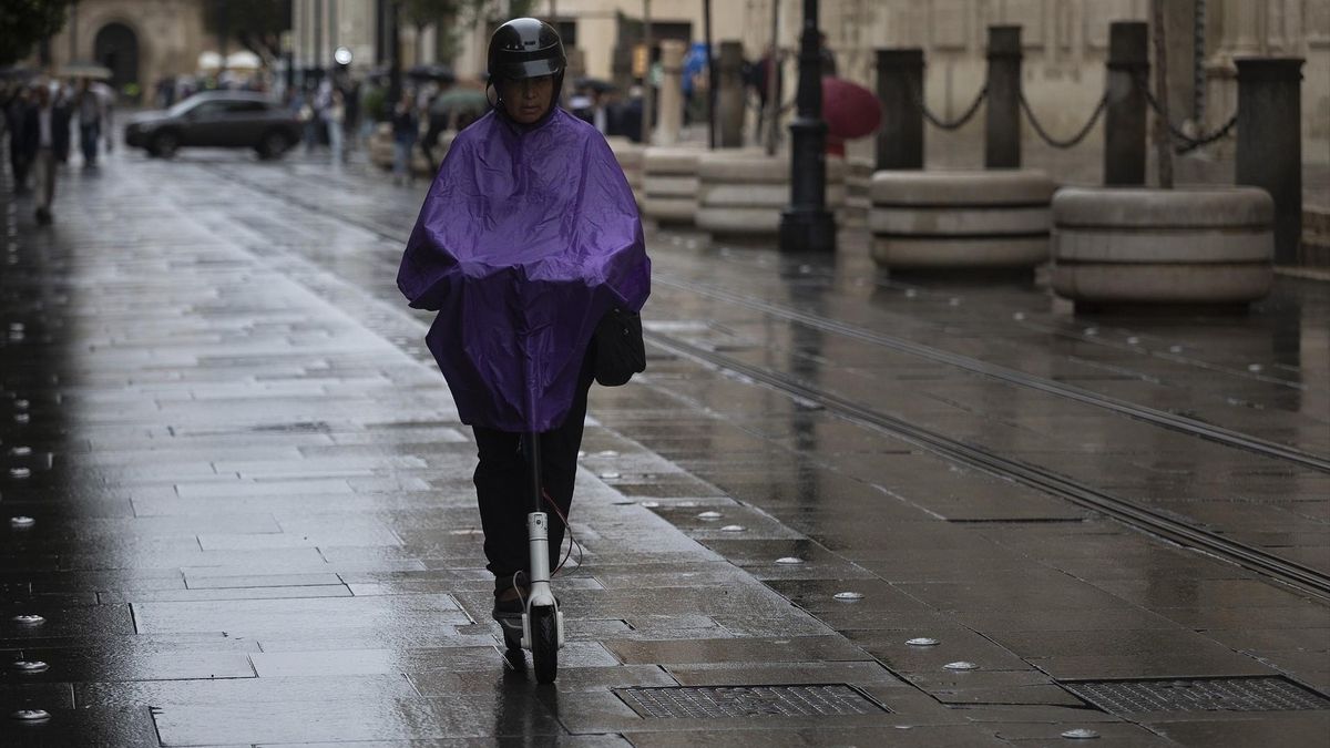Sevilla endurece la norma para ir en patinete: casco y chaleco reflectante obligatorios y multas de hasta 500 euros