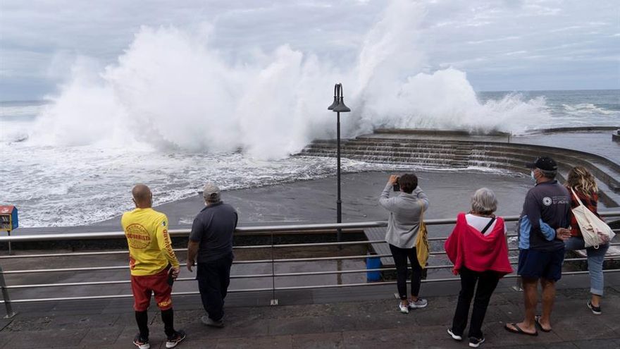 Vecinos de Bajamar, en el municipio tinerfeño de La Laguna, contemplan el fuerte oleaje que ha afectado este jueves, a la costa norte de Tenerife.