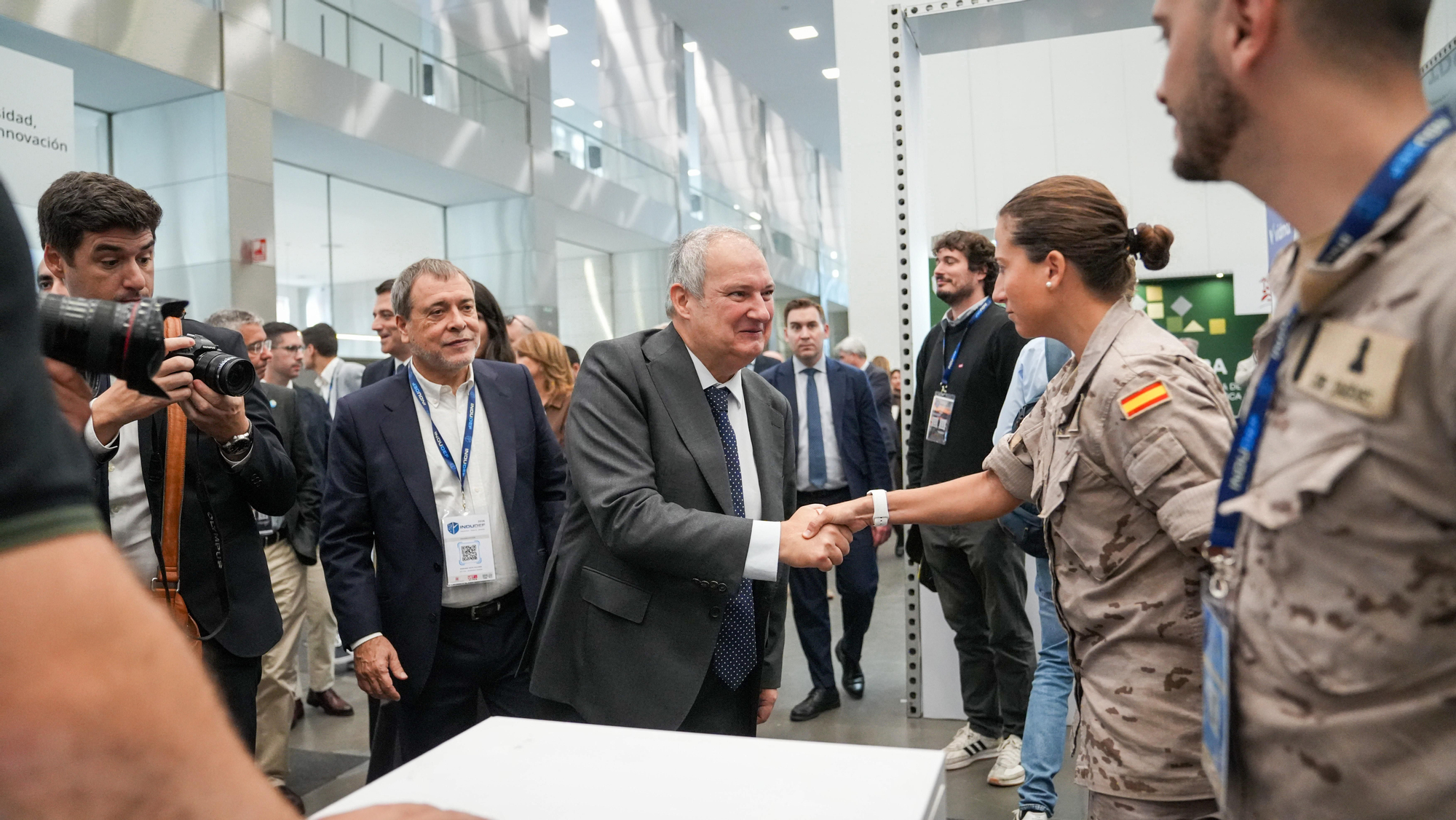 El ministro de Industria y Turismo, Jordi Hereu, y el alcalde de Córdoba, José María Bellido, durante la apertura del Foro Internacional de Defensa Indudef