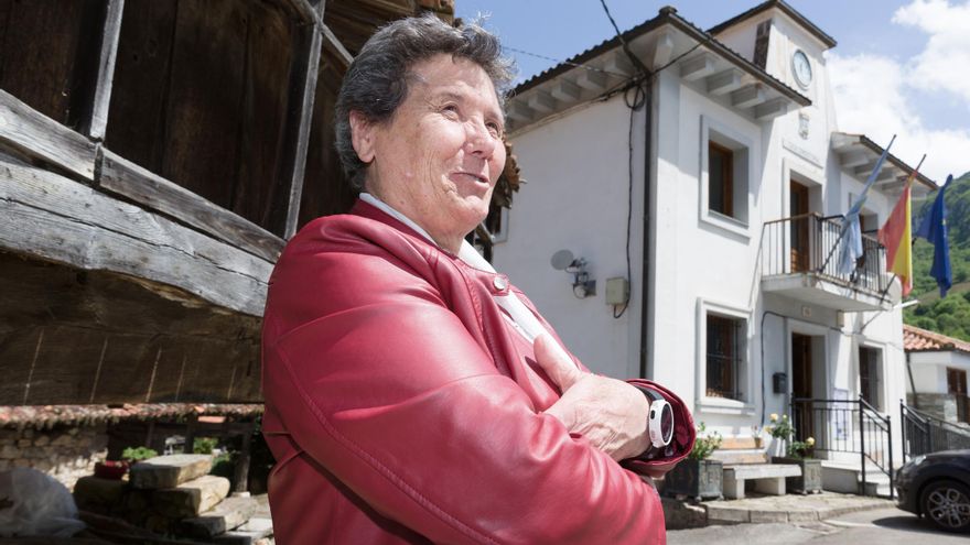 La alcaldesa, delante del Ayuntamiento en Villabre (Tameza)