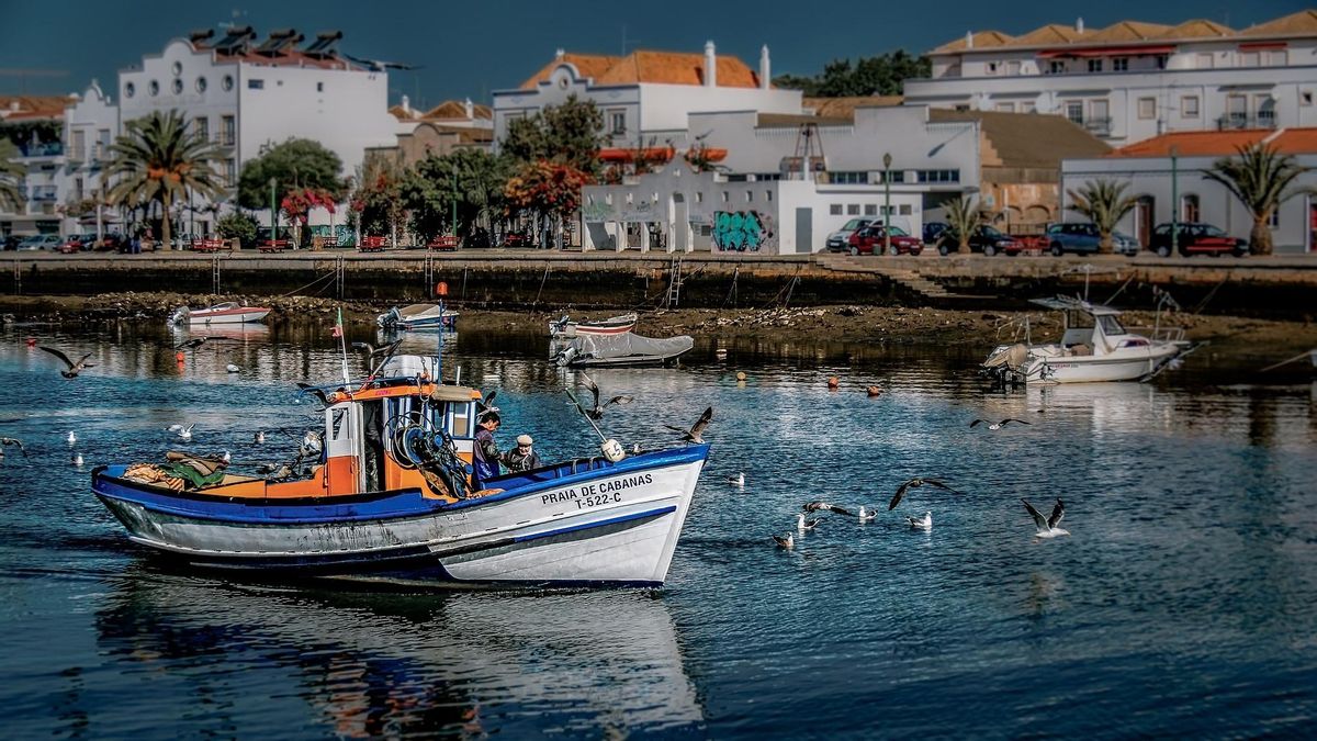 Un barco pesquero en Tavira, Portugal.