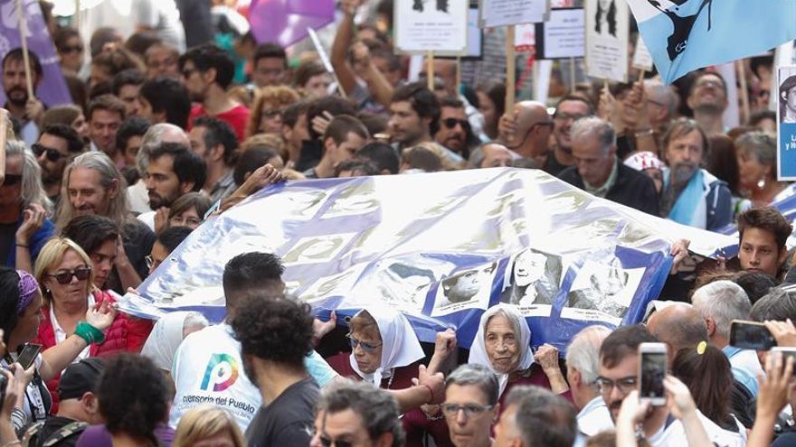 Argentina pide "memoria" en el 43 aniversario del inicio de la dictadura