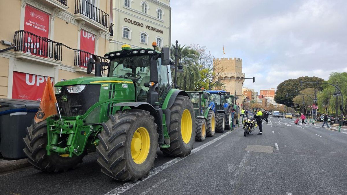 Medio centenar de tractores y agricultores recorren València contra el "ahogo" al campo.