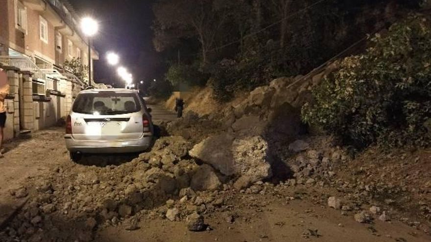 Desprendimiento de tierra en la calle Murallas.