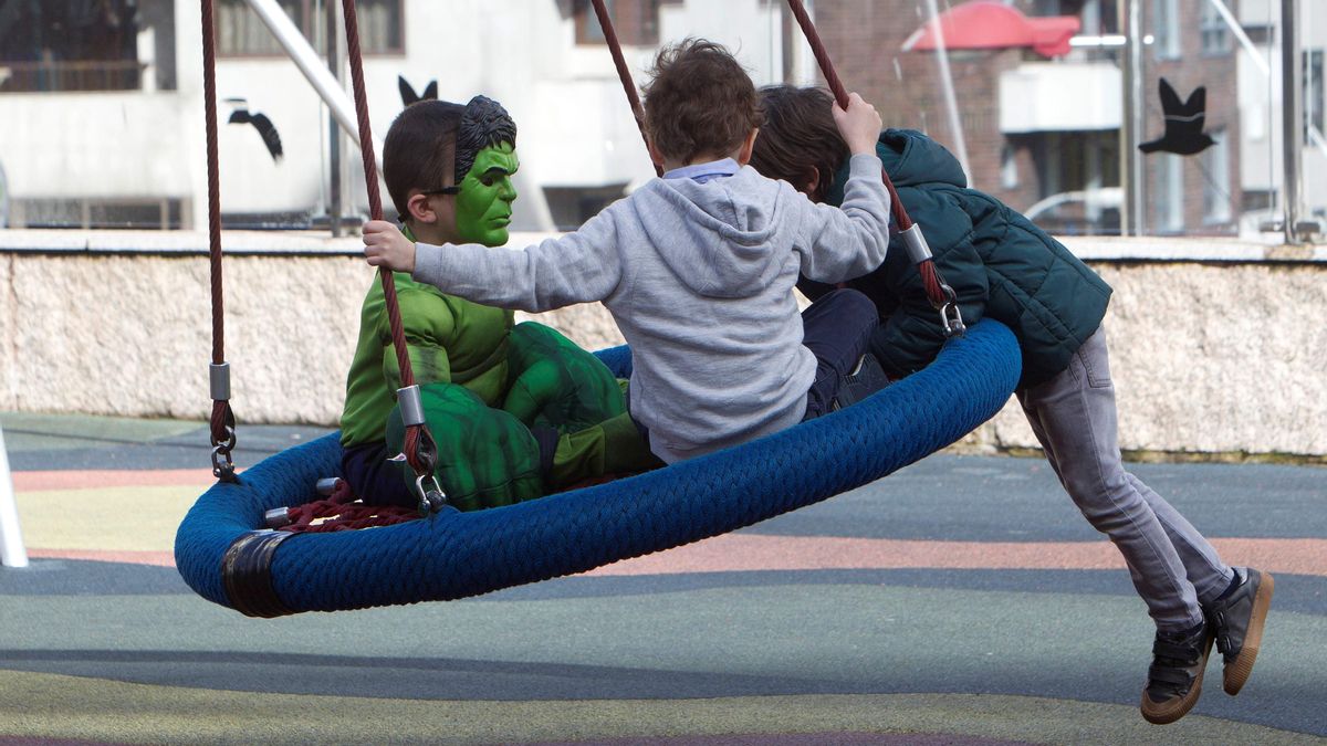 Ni más higiénicos ni más seguros: el mito de los parques infantiles de caucho se resquebraja