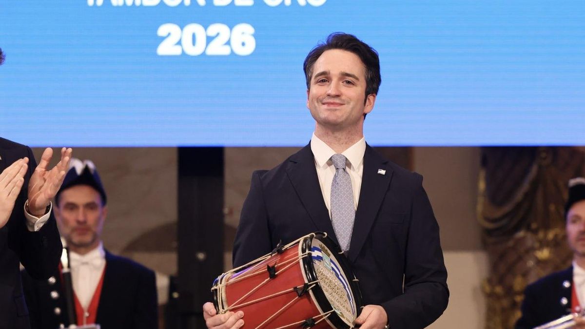 Xabier Anduaga martínez recibe el tambor de oro en la Tamborrada 2026