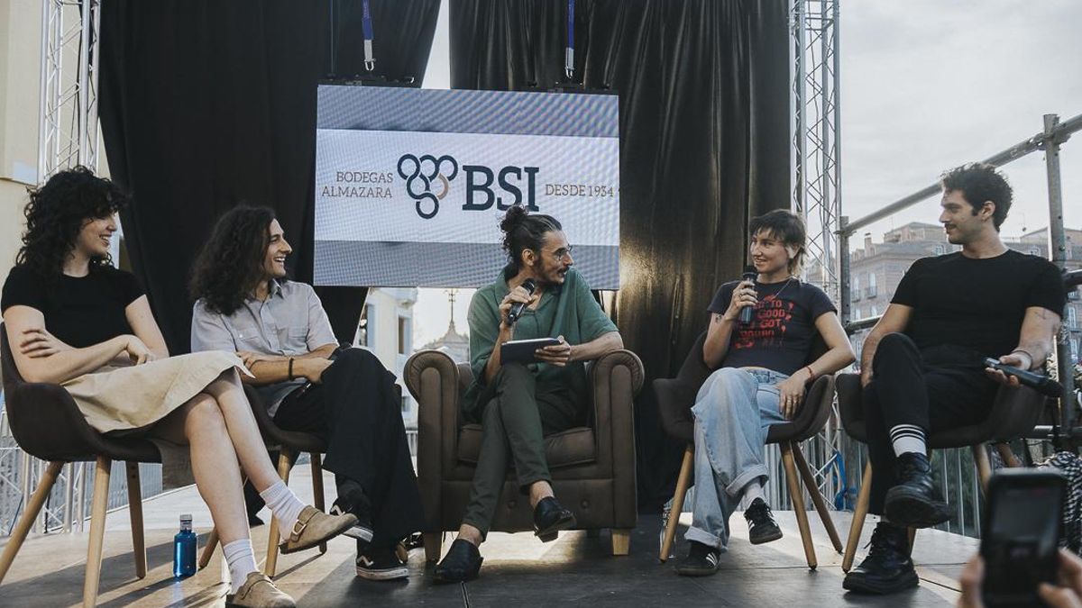 De izquierda a derecha, Hoonine, Antonio García (Arde Bogotá), el periodista Miguel Tébar A., Irene Riquelme (33% de Perdón) y José Ángel Mercader (Arde Bogotá)