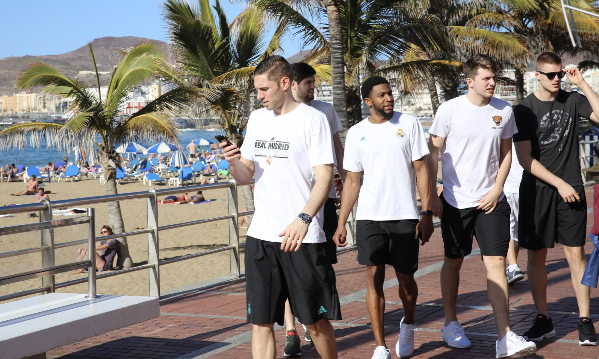 Jugadores del Real Madrid baloncesto por el Paseo de Las Canteras. (Alejandro Ramos).