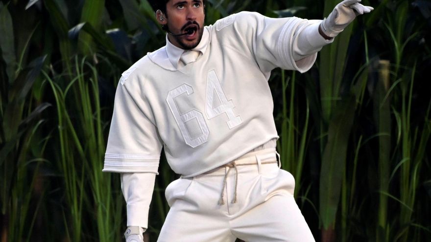 La historia del traje de Bad Bunny en la Super Bowl: de Zara, colores claros y con el número 64