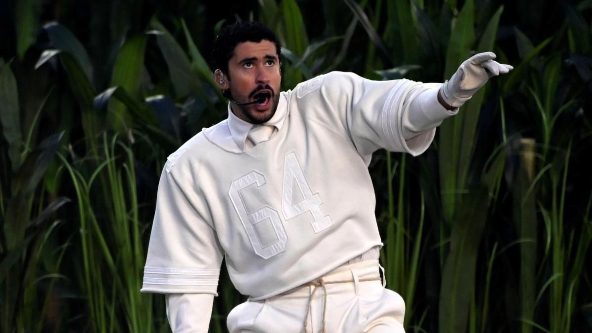 La historia del traje de Bad Bunny en la Super Bowl: de Zara, colores claros y con un 64