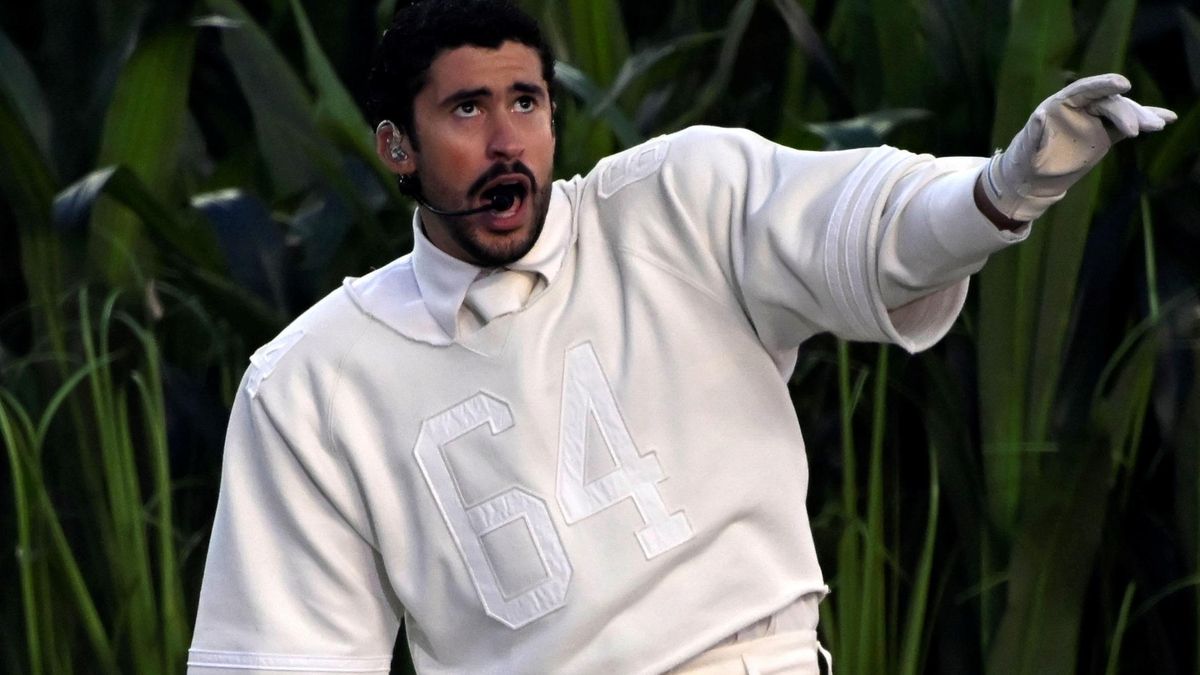 La historia del traje de Bad Bunny en la Super Bowl: de Zara, colores claros y con un 64