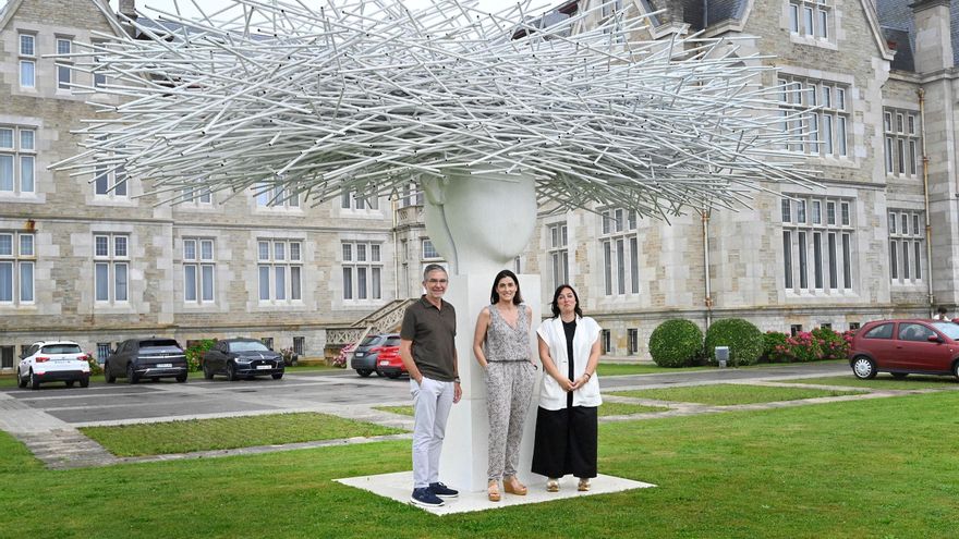 Escultura de Manolo Valdés junto al Palacio de La Magdalena