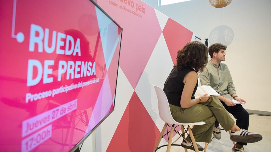 El asesor de Internacional de la Vicepresidencia segunda del Gobierno y Ministerio de Trabajo y Economía Social, Carlos Corrochano, y la economista Paula Moreno durante una rueda de prensa de Sumar en la sede de la organización de no lucro Ecooo, a 27 de