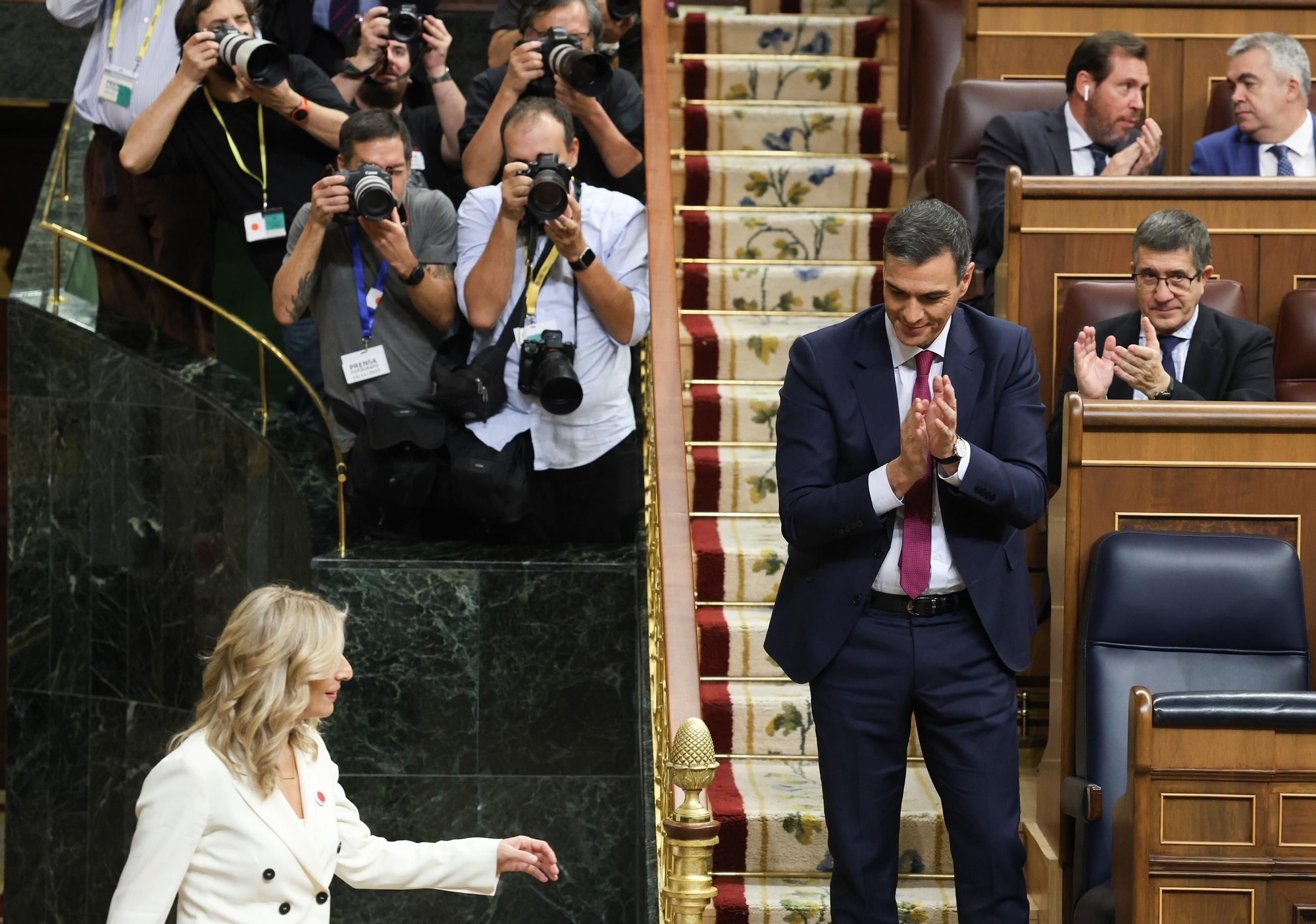 Pedro Sánchez aplaude a Yolanda Díaz en la sesión de investidura, este miércoles 15 de noviembre en el Congreso.