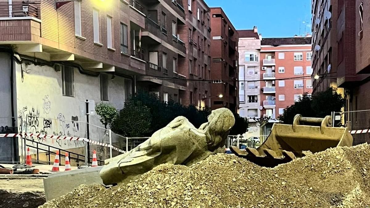 Una escultura de Calahorra yace "tirada y mutilada" entre los escombros de la plaza de la Constitución
