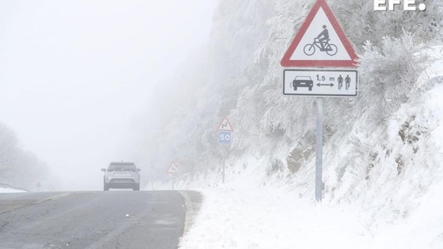 La nieve afecta a 54 carreteras, tres de la red principal, en León y Huesca