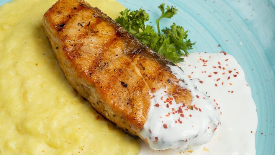 치즈 소스를 곁들인 아귀