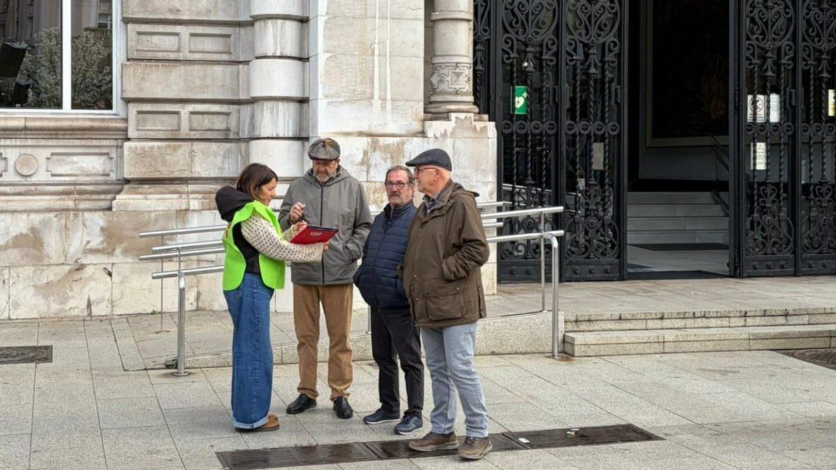 Auxiliares cántabras del Servicio de Ayuda a Domicilio recogiendo firmas en la plaza del Ayuntamiento de Santander.