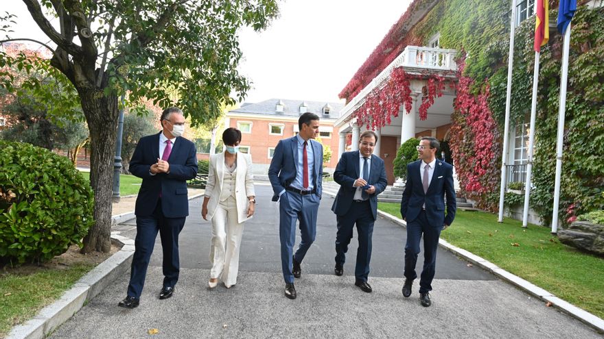 Los alcaldes de Don Benito y Villanueva de la Serena, en los extremos, durante su encuentro con Pedro Sánchez en La Moncloa este miércoles