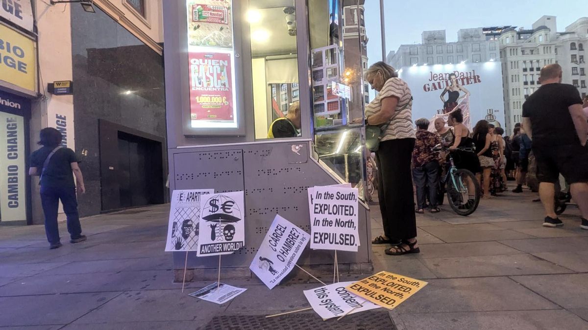 Portavoces de la convocatoria y carteles en mitad de Callao