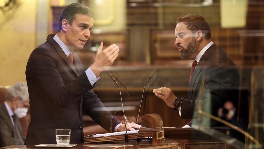 Pedro Sánchez y Santiago Abascal en dos momentos del debate de la moción de censura de Vox.