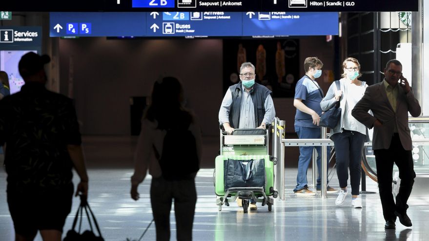Viajeros en el aeropuerto de Finlandia