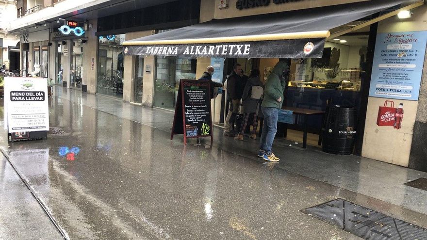 El bar Alkartetxe de Vitoria recibiendo sus primeros clientes