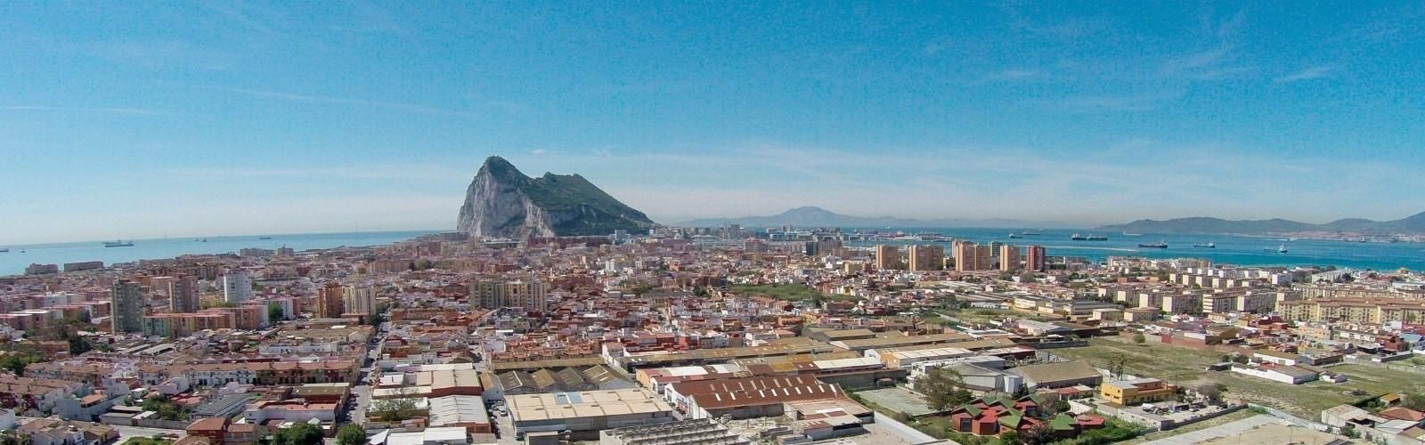 La Línea, con el perfil de Gibraltar al fondo.