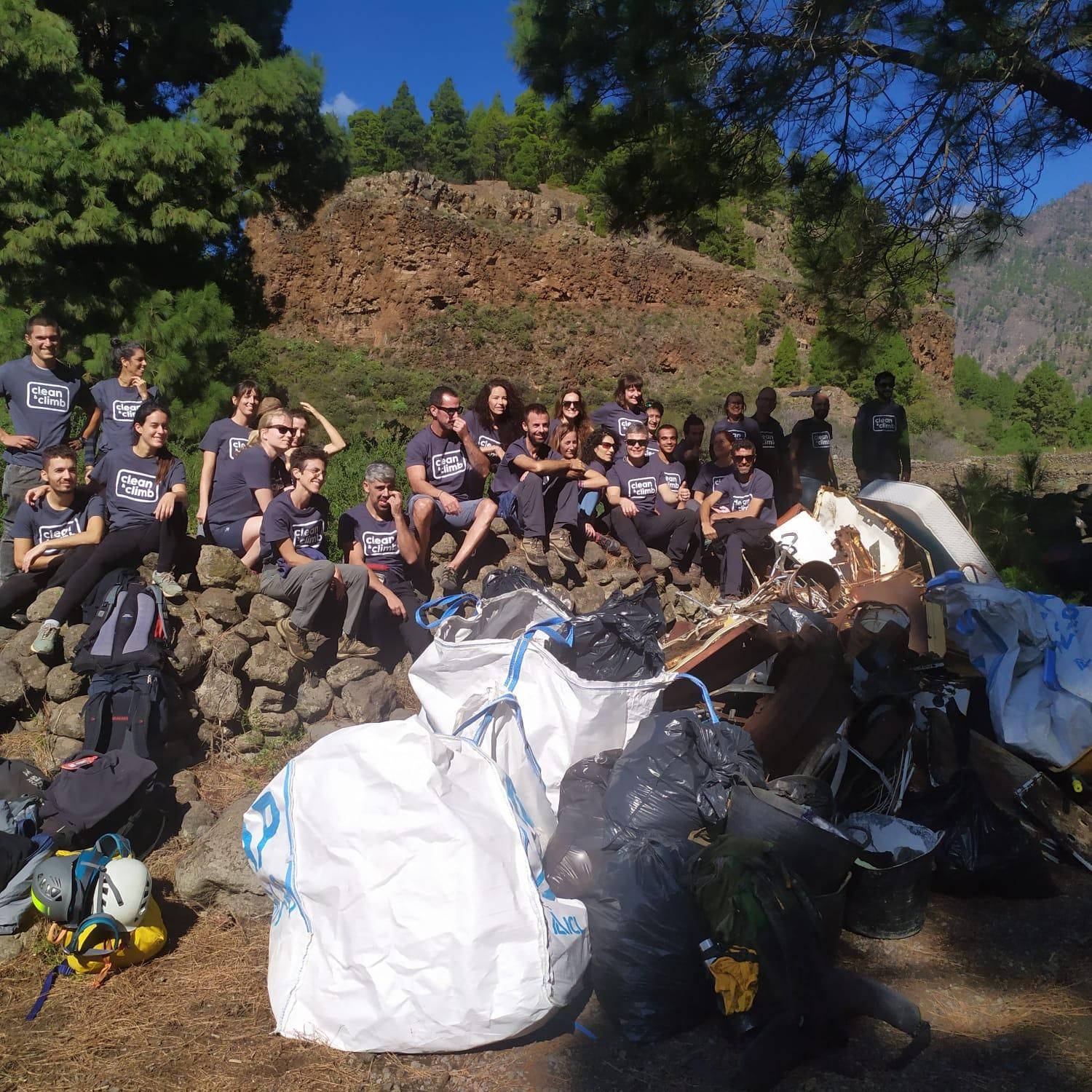 El voluntariado que participó en la acción de limpieza junto a los residuos recogidos.