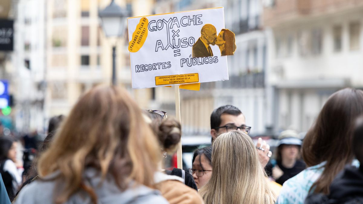 La Complutense cierra grupos, turnos y asignaturas por los recortes de Ayuso: "No podemos más"