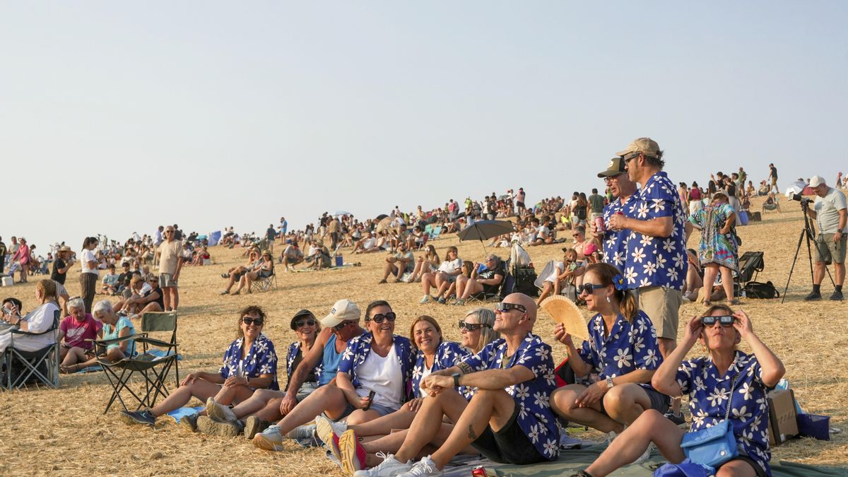 Varias personas contemplan el eclipse solar total en la comarca de Tierra de Campos, este miércoles en la provincia de Palencia.